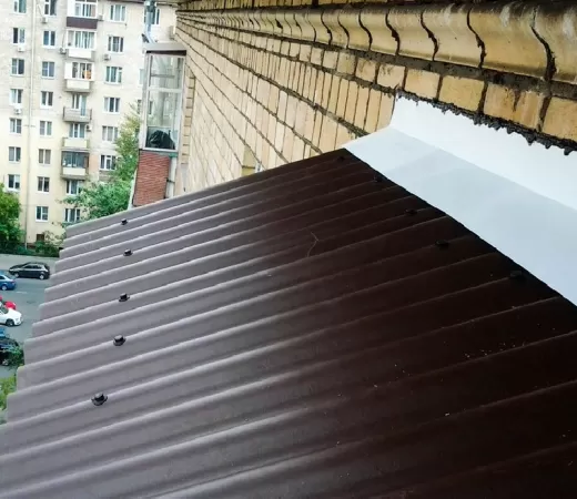 Установка крыши из профлиста над балконом в Зеленограде