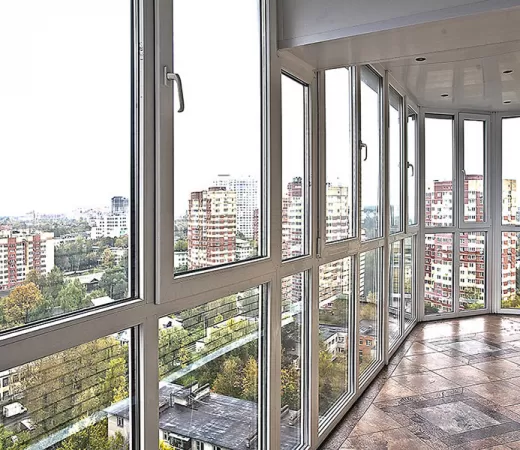 Панорамное остекление балкона на верхнем этаже в Зеленограде