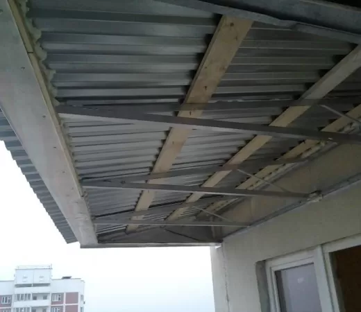 Установка крыши на балконе из профлиста в Зеленограде