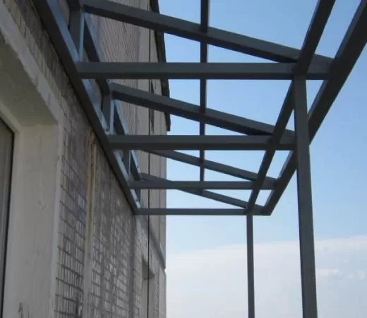Установка крыши на металлических фермах над балконом в Зеленограде