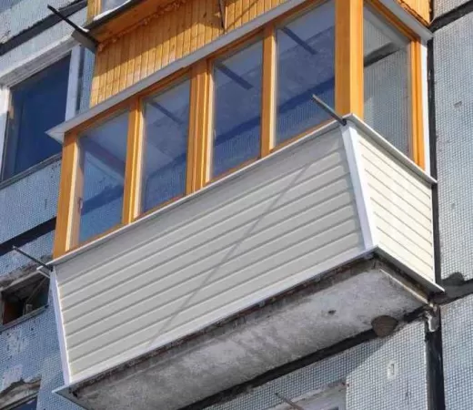 Остекление балкона с выносом подоконника на 15 см в Зеленограде