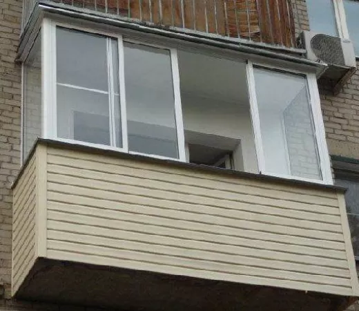 Отделка балкона сайдингом с раздвижным остеклением в Зеленограде