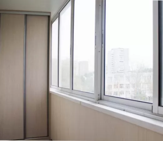 Холодное алюминиевое остекление балкона раздвижными окнами в Зеленограде