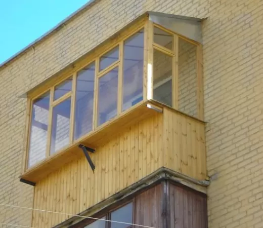 Деревянное остекление балкона с выносом подоконника в Зеленограде