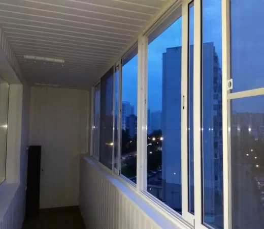 Холодное алюминиевое остекление балкона раздвижными окнами в Зеленограде