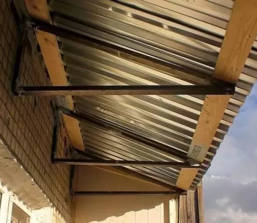 Установка крыши на балконе из профнастила в Зеленограде