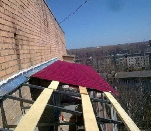 Установка крыши на балкон из черепицы в Зеленограде