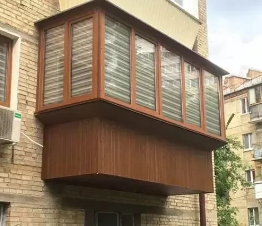 Деревянное остекление балкона с выносом подоконника в Зеленограде