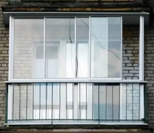 Французское остекление балкона раздвижными окнами в Зеленограде
