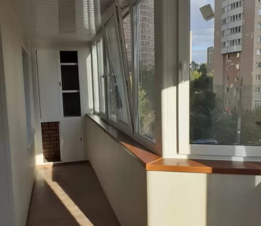 Теплое остекление балкона с установкой шкафа в Зеленограде