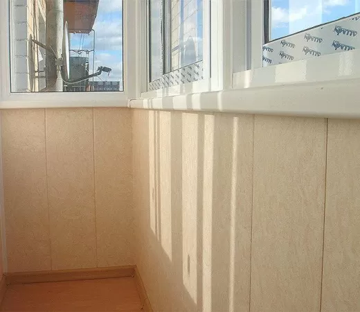 Светлые пластиковые панели для отделки балконов в Зеленограде