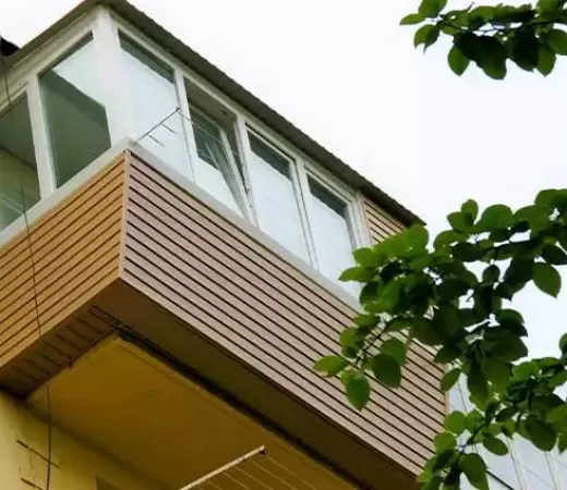 Остекление балкона с выносом подоконника по плите в Зеленограде