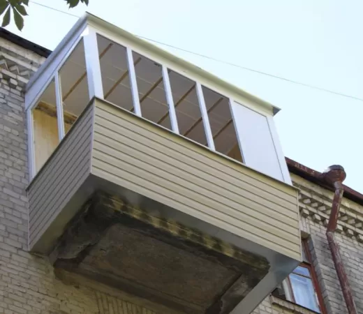 Остекление балкона с выносом подоконника по плите в Зеленограде