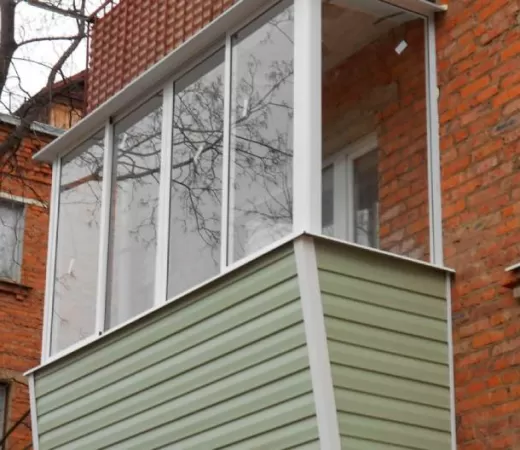 Остекление балкона с выносом подоконника на 15 см в Зеленограде
