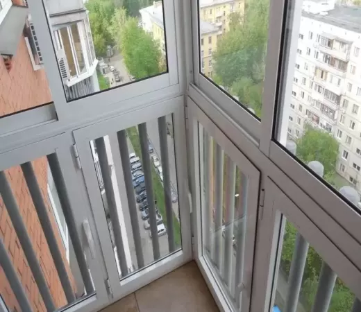 Панорамное остекление узкого балкона в Зеленограде