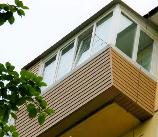 Теплое остекление балкона с монтажом крыши в Зеленограде