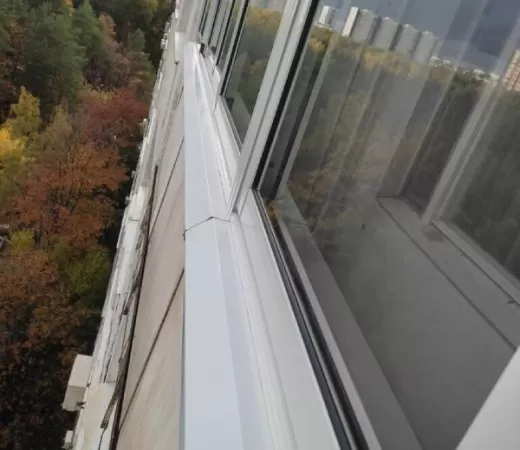 Алюминиевое раздвижное остекление балкона в Зеленограде